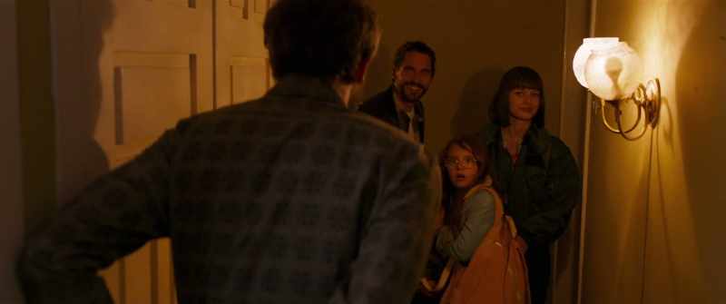 Dad, there's a man there. - Here you are. Welcome!