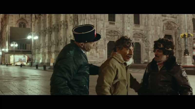Dai che vi offro da bere, ragazzi. - Oh, menomale
