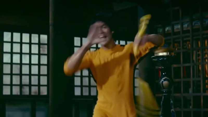 Dan dia membanting pintuku dengan kaki