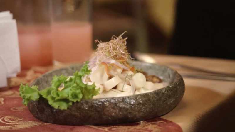 [Darin] Beautiful. -[server] This has lemon, onion, and corn