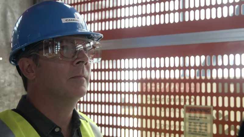 De kommer op i en elevator til toppen af tårnet