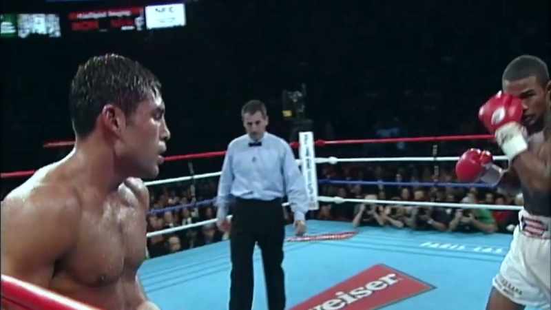 De La Hoya moving away, jabbing
