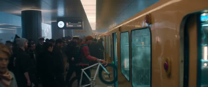 Dear passengers, this U5 serviceto Hönow is ready to depart…