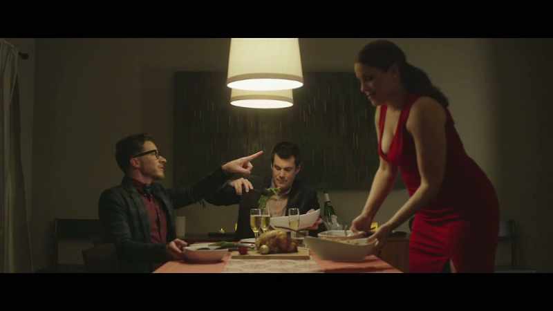 Delia, queres desligar a luz da cozinha?