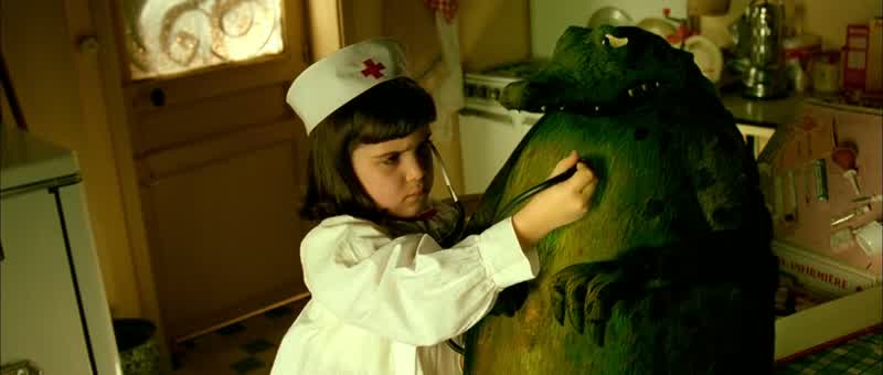 Deprived of playmates, tossed aboutbetween a neurotic and an iceberg, Amélie retreats into her imagination. In this world, LPs are made like pancakes. The neighbour's comatose wife has chosen to get