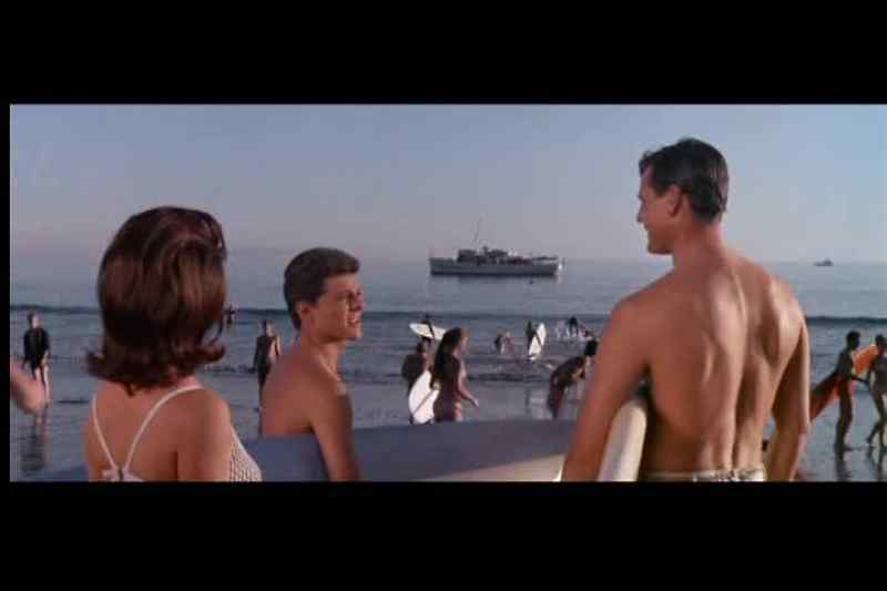 Dig the Queen Mary. - Yeah