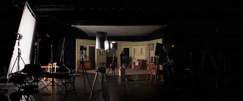[director, in English] House lights
