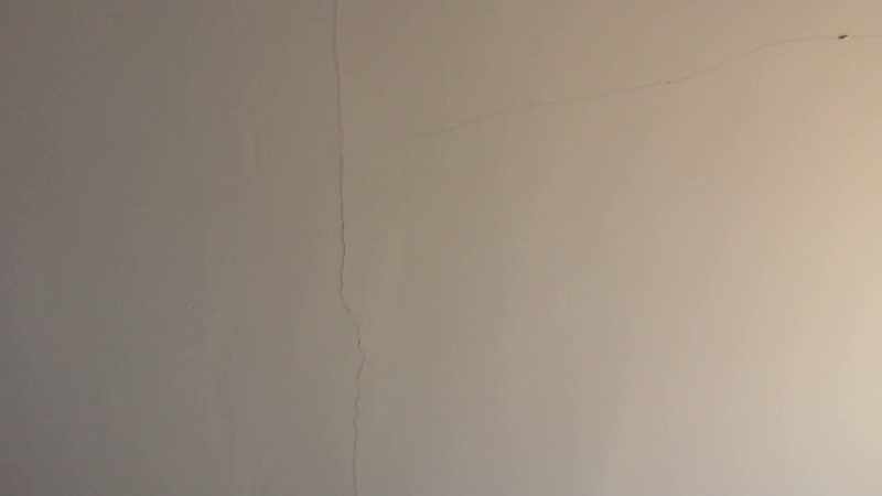 Do you see this in my ceiling? This crack in my ceiling!?