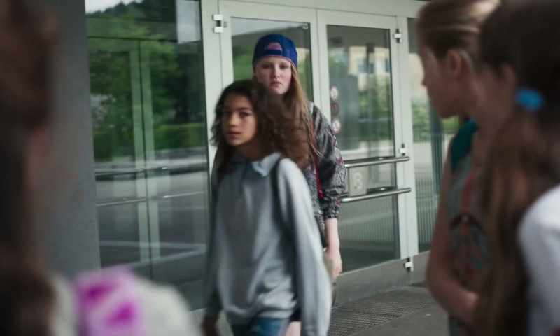 Do you want an autograph? - Keep moving. There's a smell
