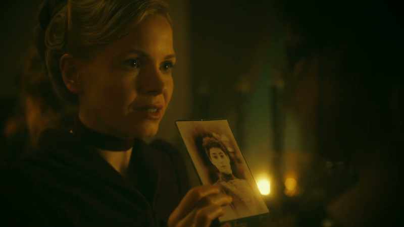 DO YOU RECOGNIZE THIS WOMAN? -NO IDEA