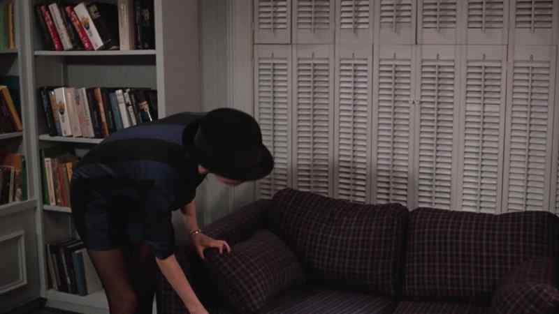 Does this couch open?
