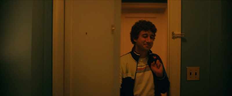 (door clicking)
