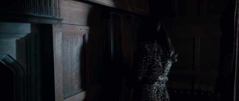 (door clicking)