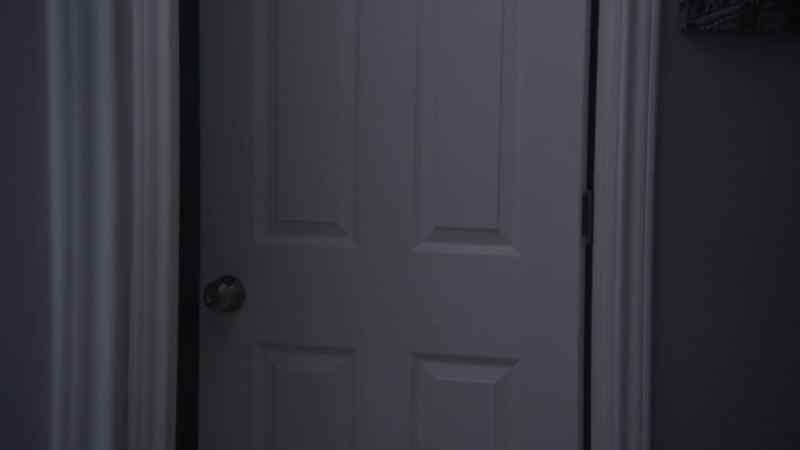 (door clicking)