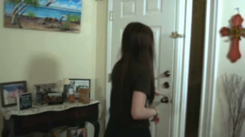 (door clicking)