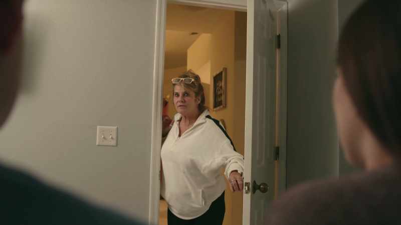 (door clicking)