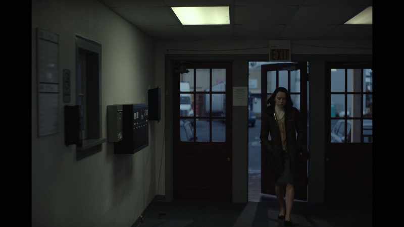 (door clicking) (seagulls calling)