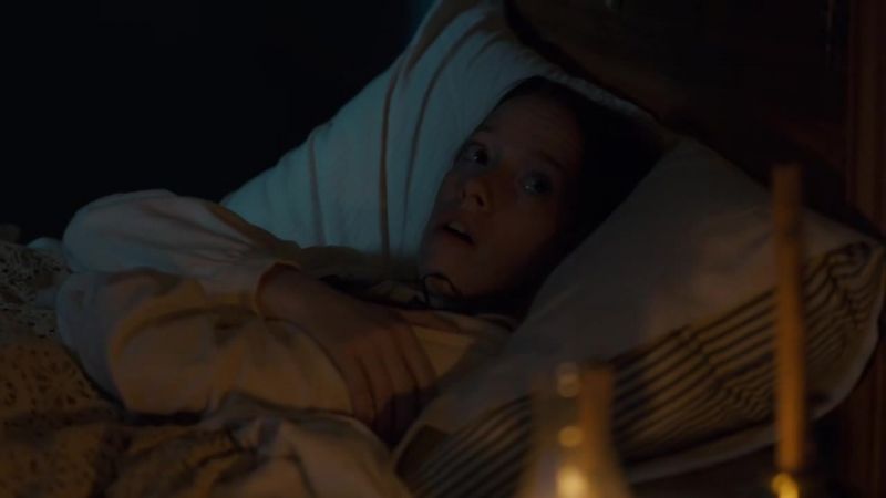 [door creaking] -Anne?