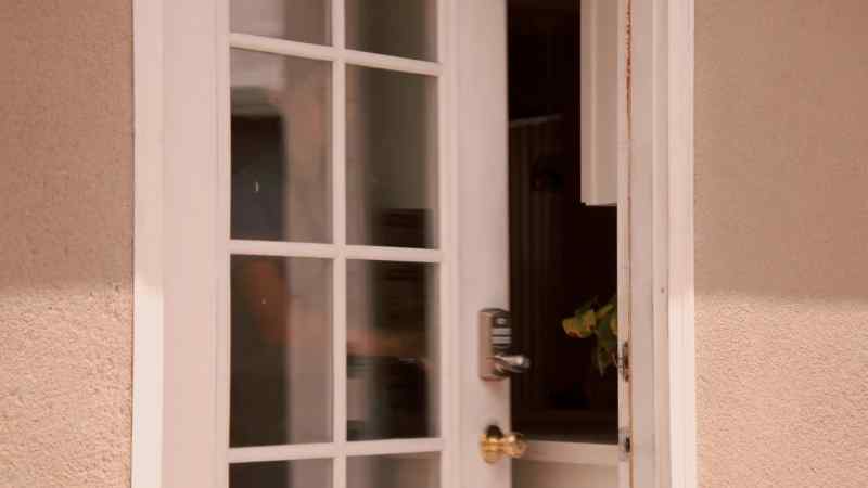 (door hinges squeaking)