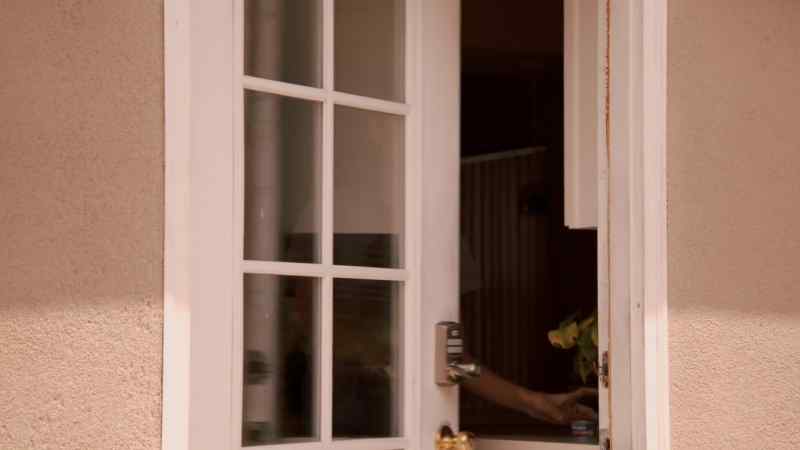(door hinges squeaking)