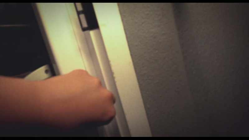 (door sliding)