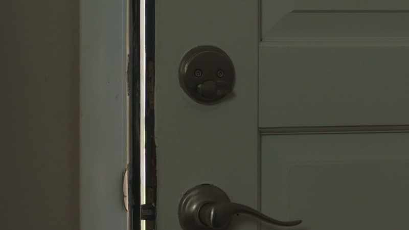 (door squeaking)