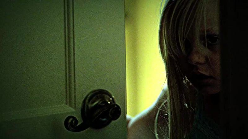 (door squeaking)