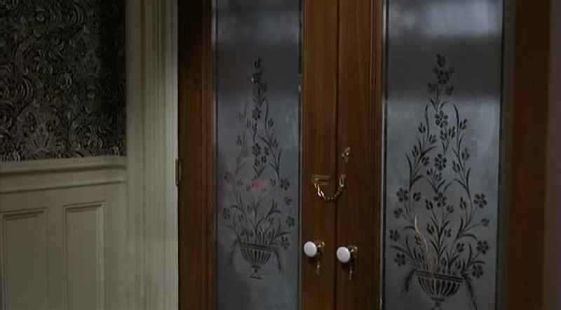 (doorbell ringing)
