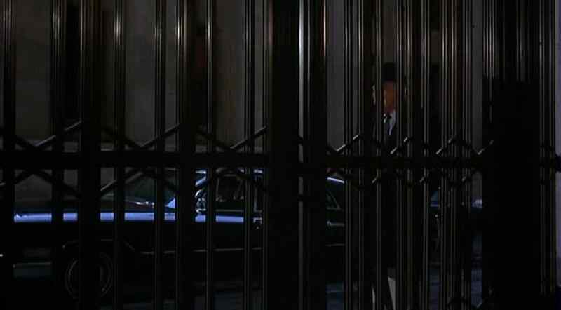 (doorbell ringing)