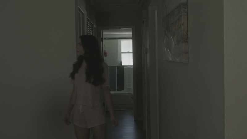 (doorbell ringing)