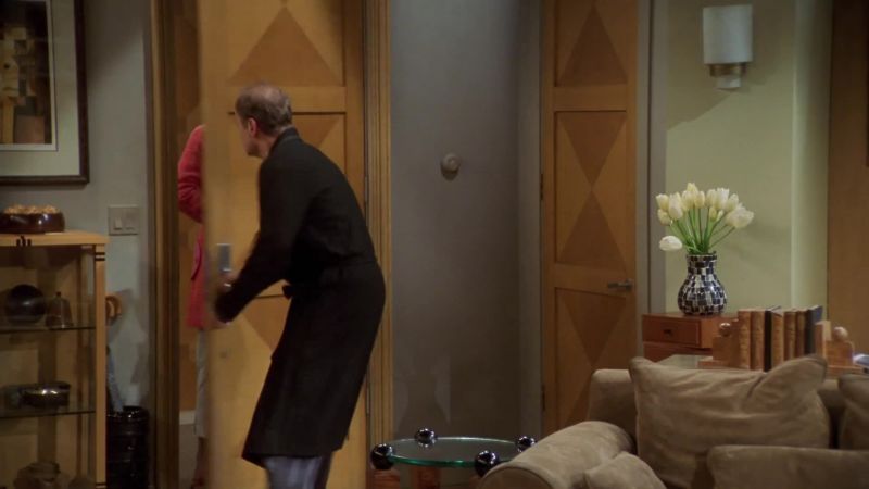 (doorbell ringing)