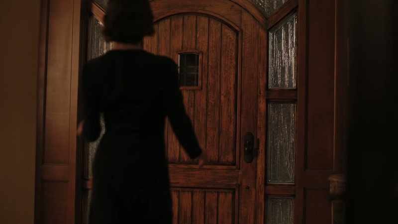 (doorbell ringing)