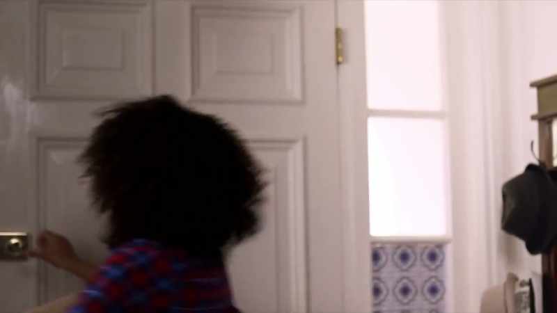 (doorbell ringing)