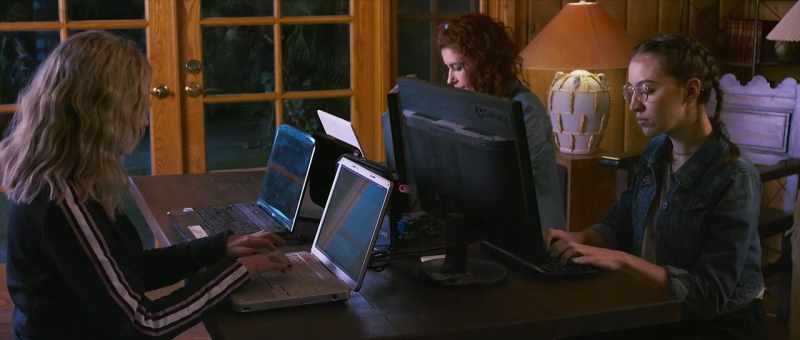 (doorbell rings) (keyboards clack)