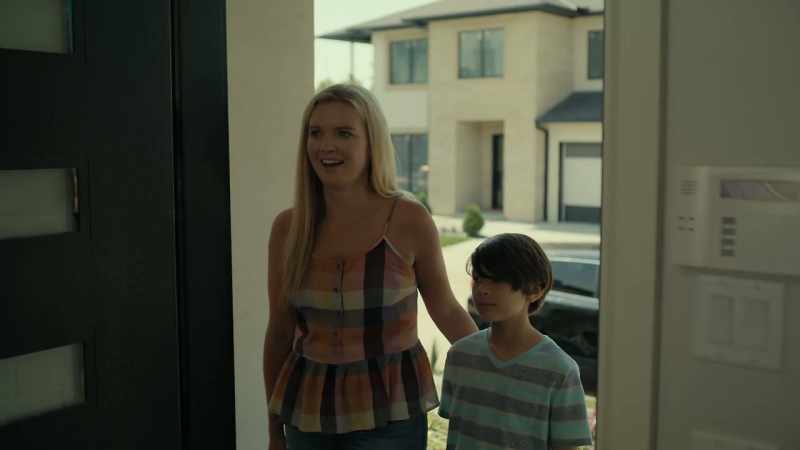 [doorbell rings]