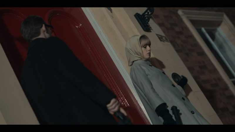 (doorbell rings)