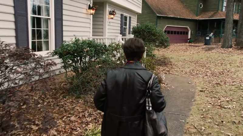 (doorbell rings)