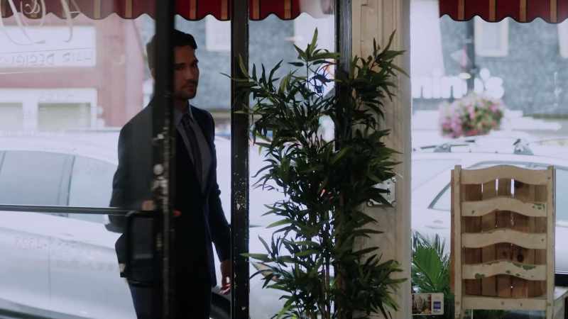 [doorbell rings]