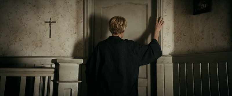 (DOORKNOB RATTLING)