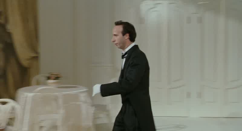 Dottore, lei non mangia niente?-No, no