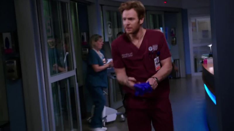 Dr. Halstead! Lynne's seizing