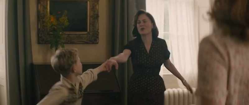 Dr. Markham, dance with us. -No, no. No