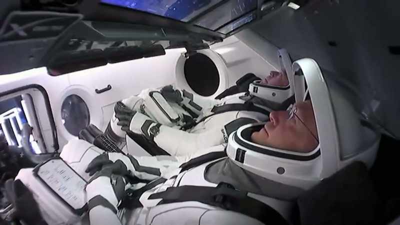 Dragon SpaceX påbegynder sæderotation