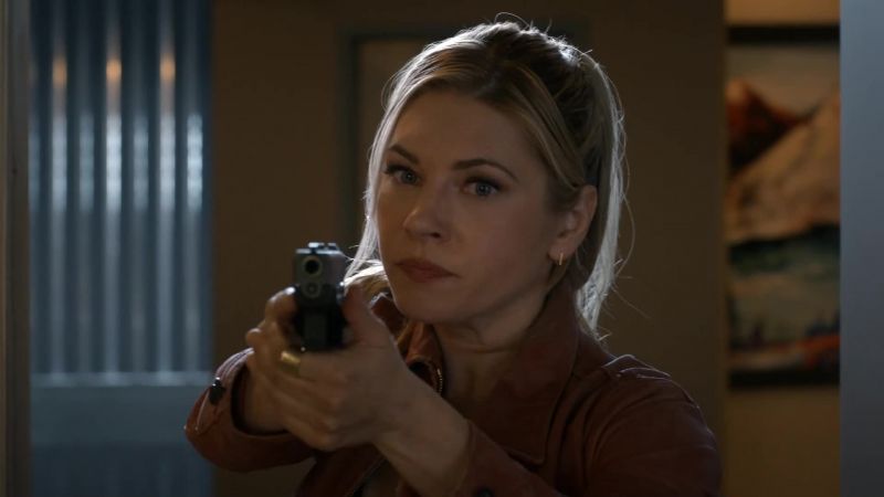 Drop the gun. - Come one step closer