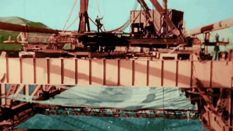 DURING CONSTRUCTION, 30 WORKERS FALL