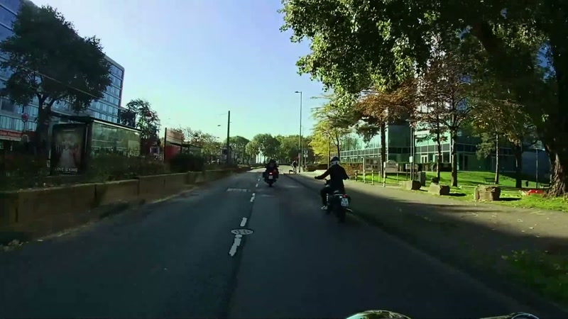 É uma manhã soalheira de domingo