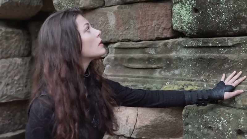 (eerie growling) (rocks crumbling)