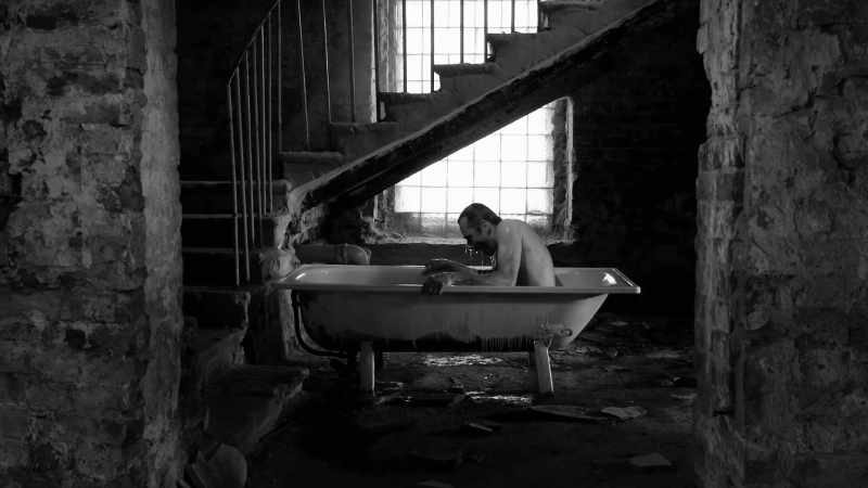 ��(eerie music resonates)