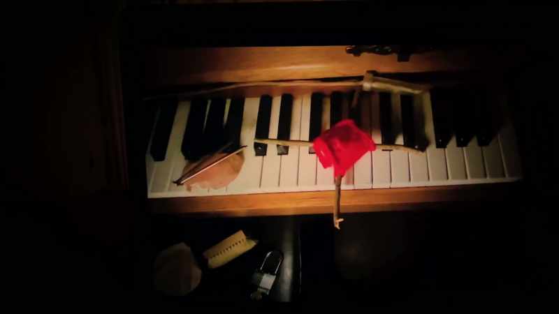 [eerie music]