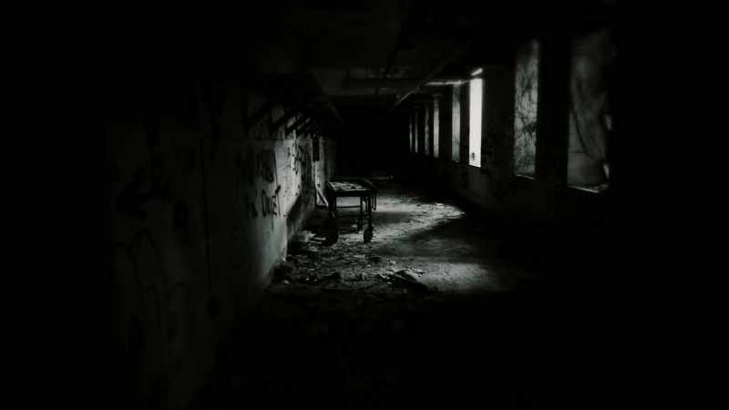 ��(eerie piano music)